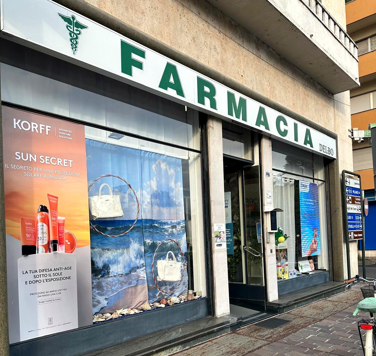 La vetrina della Farmacia Del Bo in Piazza Emanuele Filiberto, 7